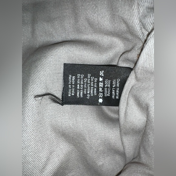 Classic Brown Leather Shoulder Bag with Ruched Detailing - Picture 7 of 9